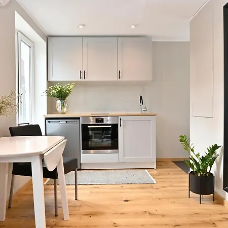Private Apartment *